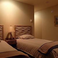 17-south-bedroom-wallowa-lake-cabin - 336 KB
